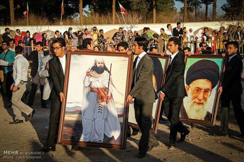 جشن سده زرتشتیان ایران حمل عکس آیت الله خامنه ای و امام خ - عکس ویسگون